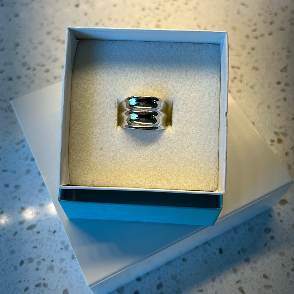 Premier Designs “Upscale” Wide Band Ring Sz 7